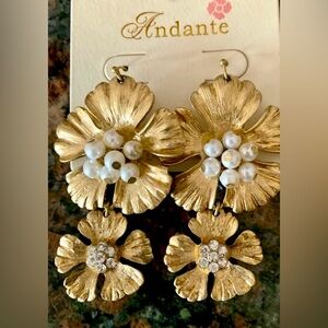 Earrings Floral Pearl Dangle Gold NEW